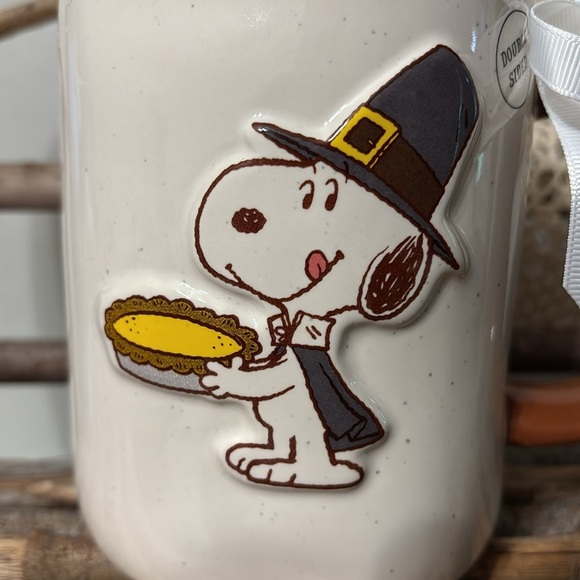 Rae Dunn NEW FOR 2025 Peanuts Snoopy SHARE GRATITUDE PUMPKIN PIE PILGRIM MUG - Picture 3 of 9